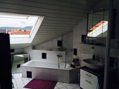 Gepflegte 3-Zimmer Dachgeschosswohnung mit Balkon in einem 4-FH in Großwallstadt