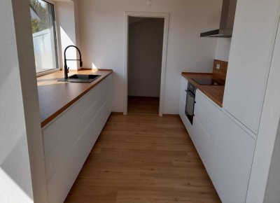 Stilvolle, neuwertige 3-Raum-Penthouse-Wohnung mit geh. Innenausstattung, Balkon und EBK
