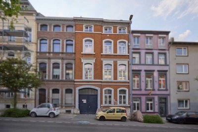 Altbaucharme trifft zentrale Lage – 3-Zimmer-Wohnung in denkmalgeschütztem Haus