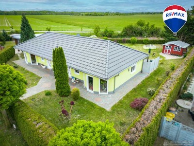 Zuhause im Grünen – moderner Einfamilienhaus-Bungalow mit Pool in Woltersdorf