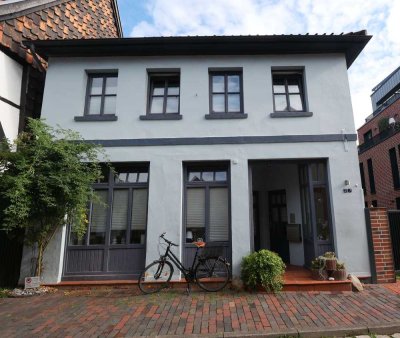 Historisches Fachwerkhaus in der Innenstadt mit kleinem rückwärtigen Garten