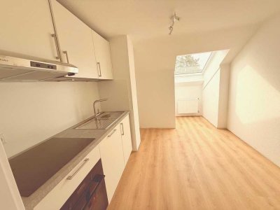 Frisch renovierte 3-Zimmer-Wohnung mit EBK im Dachgeschoß