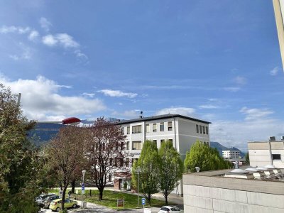 Liezen! Charmante Altbauwohnung: Große Räume, beeindruckender Stadt- und Bergblick