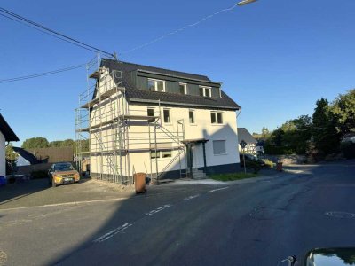 Kernsaniertes und voll vermietetes Zweifamilienhaus mit Stellplatz