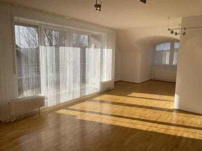 Attraktive helle 4-Zi.-DG-Wohnung, schöne Aussicht, 2 Balkone