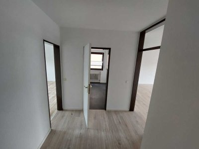 738 € kalt - 70.29 m² - 2.0 Zi.
Renovierte Wohnung ab sofort verfügbar. Mit schönen Balkon.