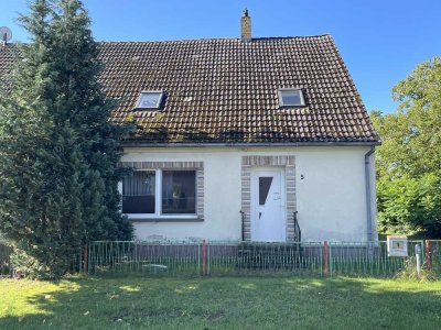 Bezugsfreie Doppelhaushälfte mit Küche und Bad plus Apfelbaum und Nebenhaus in der Nordwestuckermark