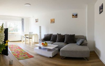 [Wohnen auf Zeit] Moderne Wohnung in Alsternähe mit Balkon | Zentral und Blick ins Grüne