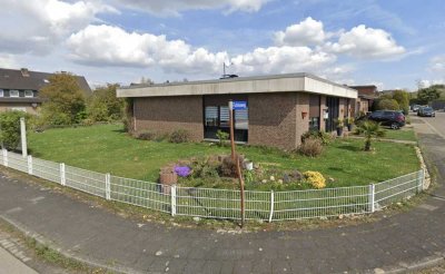 Freistehende Bungalow mit Erweiterungsmöglichkeit, Garage, Garten und Einbauküche.
