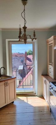 Schöne Altbauwohnung 3,5 Zimmer mit Balkon und hochwertiger Einbauküche in Top-Lage
