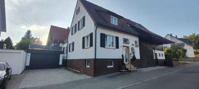 Erstbezug nach Sanierung mit Balkon und EBK: Exklusive 4-Raum-Erdgeschosswohnung in Nufringen