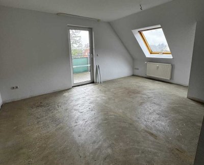 2-Zimmer Dachgeschosswohnung mit EBK und großem Balkon