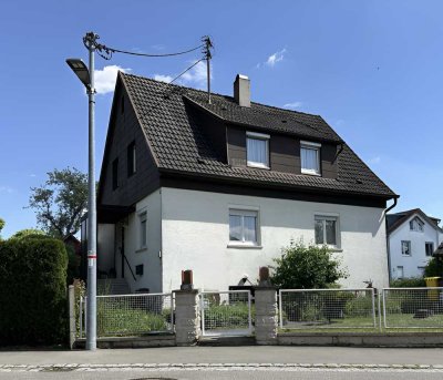 Freistehendes Einfamilienhaus mit großem Grundstück– vielseitige Möglichkeiten (auch für Investoren)