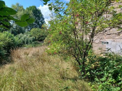 Einfamilienhaus mit Scheune und Garten