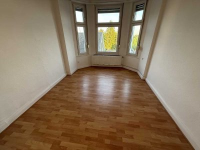 Schöne 2 Z Altbauwohnung mit Balkon und Weitblick