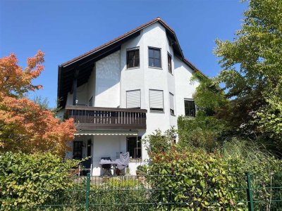 Sanierte Dachgeschosswohnung in ruhigem 3-Familienhaus