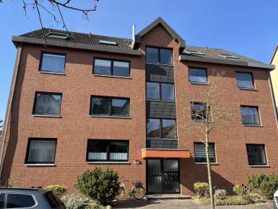 Erstbezug nach Sanierung inkl EBK: schöne 2-Zimmer-Wohnung mit lichtdurchflutetem Wohnzimmer