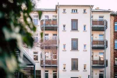 Außen Gründerzeit & Innen Neubau I Gemütliches Apartment im Dachgeschoß mit Einbauküche und Loggia