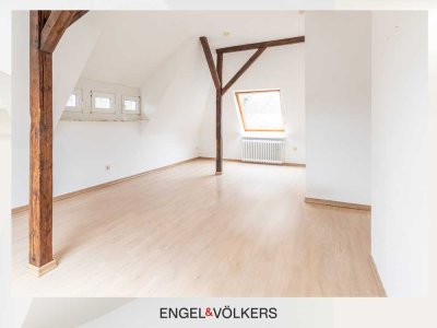 Lichtdurchflutete Dachgeschosswohnung mit Flair in zentraler Lage!