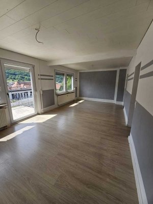 Attraktive und vollständig renovierte 3,5-Zimmer-Wohnung mit Balkon und EBK in Burladingen