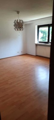 Freundliche und gepflegte 2,5-Zimmer-EG-Wohnung mit Einbauküche in Hahnbach