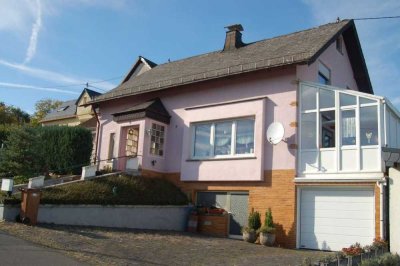"FÜR DIE FAMILIE GEEIGNET - IDYLLISCHES WOHNHAUS MIT GARTEN - IN RUHIGER ORTSLAGE"