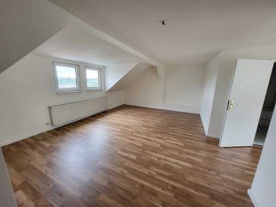 Komplett renovierte 2- Raum-Dachgeschoß-Wohnung