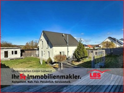 Neuwertiges Einfamilienhaus mit Ofen, EBK, Garage, Teich, Gartenhaus uvm.