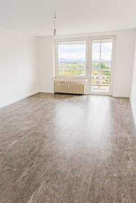Frisch renovierte 3-Zimmer-Wohnung mit großem Balkon, Weitblick & eigenem Parkplatz