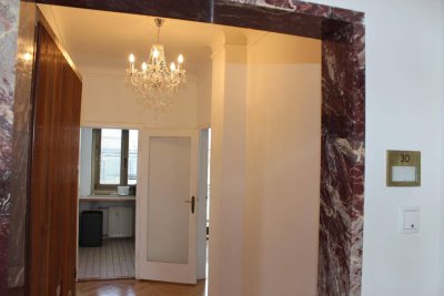 Dachgeschoßwohnung mit Terrasse im historischen Opernringhof