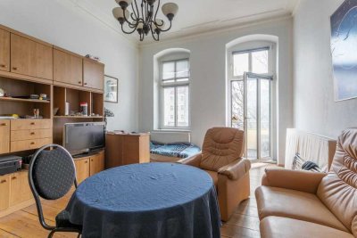 2-Zimmer-Altbau mit Südbalkon, Dielen und Stuck!