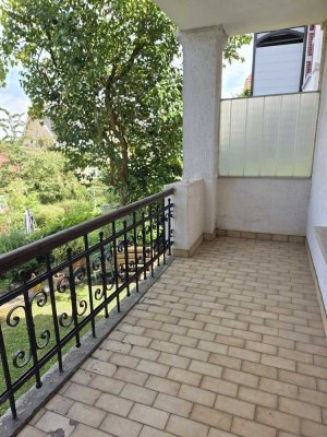 In Waldrandnähe - schöne Altbauwohnung mit Wintergarten, Balkon und Stellplatz