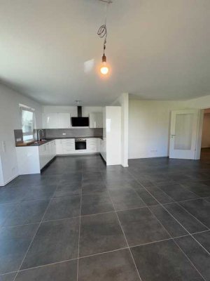 3-Zimmer-EG-Wohnung mit EBK, Badmöbel, Tiefgarage, Strom Incl