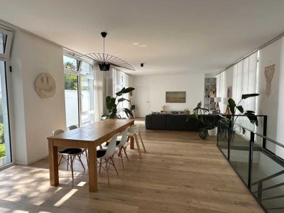 Wie ein Haus im Haus: Lichtdurchflutete Maisonettewohnung mit Garten in ruhiger Lage