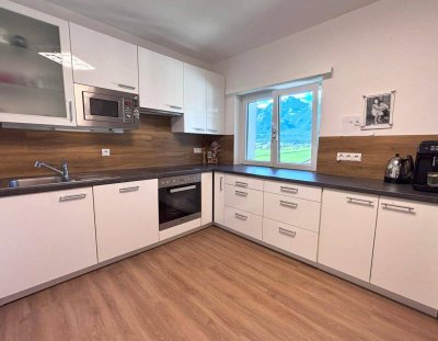 Schlitters: Kernsanierte Dachgeschosswohnung mit Balkon und Garten, 3 Schlafzimmer plus ein großer Raum für Gäste oder Homeoffice