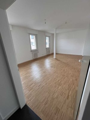 Wunderschöne 2 Zi-Whg mit großer Sonnenterrasse zum ruhigen Hinterhof für Singles und Paare