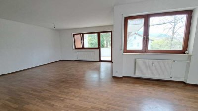 Helle und großzügig geschnittene 4,5 Zimmerwohnung mit Balkon - barrierefrei!