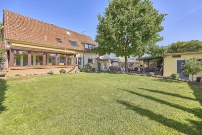 Zweifamilienhaus mit zwei separaten Wohneinheiten !!
