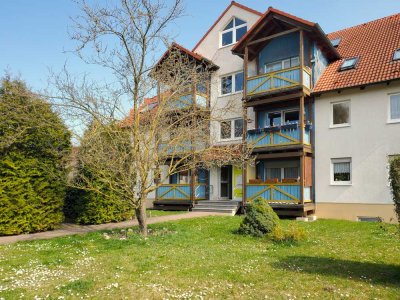 2 Monate kaltmietfrei: 2 Zimmer mit offener Küche und Holzbalkon