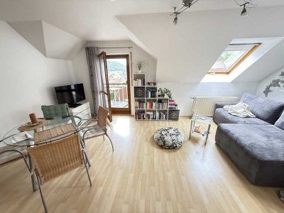 ATTRAKTIVE
2 ½-ZIMMER-DACHWOHNUNG
MIT BALKON UND PKW-STELLPLATZ