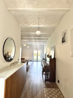 Wohnen in ausgebauter Scheune: 3 Zimmer, Terrassenwohnung mit hochwertiger Küche und viel Grün