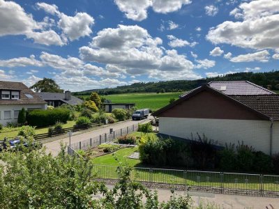 Helle Dachgeschosswohnung mit Loggia und Blick ins Grüne