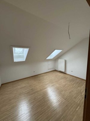 2-Zimmer-Dachwohnung, modernisiert – Mietmöglichkeit mit Hausmeisterdienst