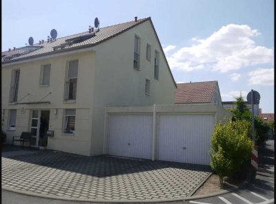 Neuwertiges Reihenendhaus mit fünf Zimmern und Einbauküche in Hanau