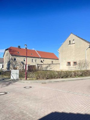 Denkmal geschützter Dreiseitenhof mit Wohnstallhaus, Seitengebäude und Scheune aus der2.Hälfte 19Jh.
