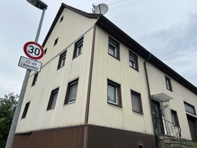Großes Haus mit 6 Zimmern ! Haus mit Aus-und Umbaupotential. Sehr große Doppelgarage.