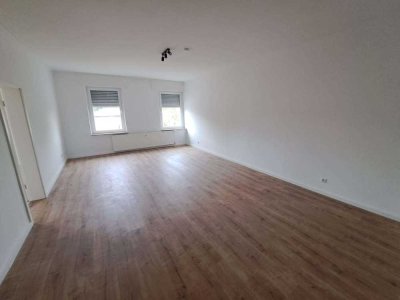 Sanierte 2,5 Zimmer Wohnung mit Balkon