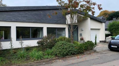 Freistehender Architekten Bungalow, frisch saniert in bevorzugter Lage von Odenthal-Osenau