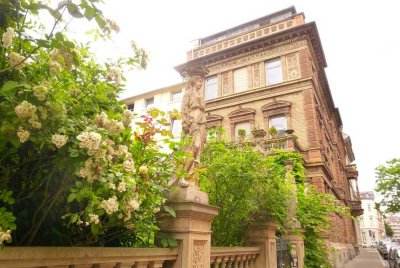 Offen gestaltete Dachgeschoss-DESIGNER-WOHNUNG  in historischem STADTPALAIS