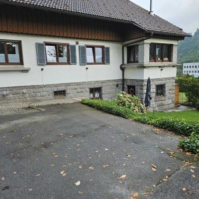 2 Zimmer Einliegerwohunng mit EBK (unmöbliert)